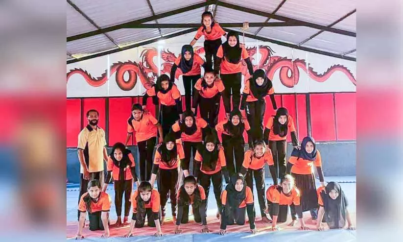 ഇ​ട​തു​മാ​റി, വ​ല​തു​തി​രി​ഞ്ഞ് പു​ലാ​മ​ന്തോ​ളി​ലെ പെൺപട മുന്നോട്ട്