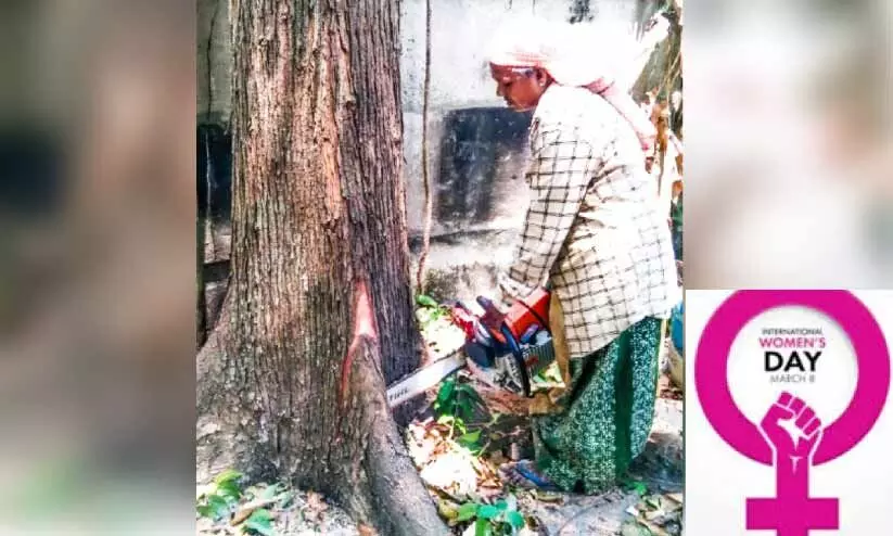 മരംമുറിയിൽ ആൺകുത്തക പൊളിച്ച്​ മണിയമ്മ
