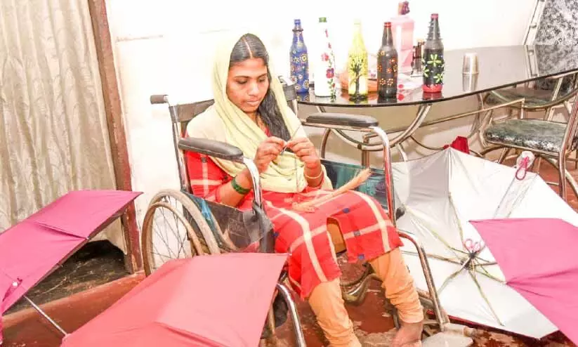 അതിജീവന വഴിയിൽ വർണക്കുടകൾ നിർമിച്ച് ഫാത്തിമ അതിജീവന വഴിയിൽ വർണക്കുടകൾ നിർമിച്ച് ഫാത്തിമ