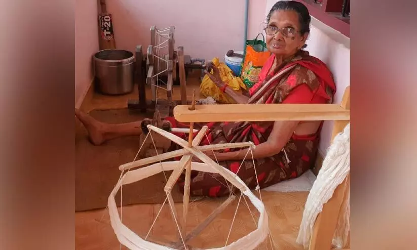 തറിപ്പുരകളിലെ പെൺകരുത്തിന് പതിറ്റാണ്ടുകളുടെ പാരമ്പര്യം തറിപ്പുരകളിലെ പെൺകരുത്തിന് പതിറ്റാണ്ടുകളുടെ പാരമ്പര്യം