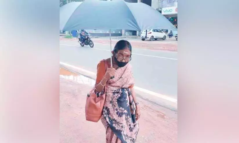 നാരായണി ടീച്ചർ നടക്കുകയാണ് കുഞ്ഞുങ്ങൾക്ക് അറിവ് പകരാൻ