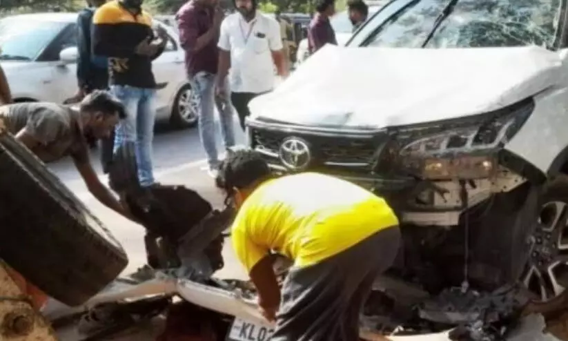 ബസ് കാത്തുനിന്നവർക്കിടയിലേക്ക് കാർ പാഞ്ഞുകയറി; വിദ്യാർഥിനി മരിച്ചു; 12 പേർക്ക് പരിക്ക് ബസ് കാത്തുനിന്നവർക്കിടയിലേക്ക് കാർ പാഞ്ഞുകയറി; വിദ്യാർഥിനി മരിച്ചു; 12 പേർക്ക് പരിക്ക്