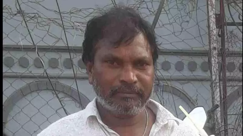 ട്രാഫിക് പിഴ ഒടുക്കാത്തതിന് ബൈക്ക് കസ്റ്റഡിയിലെടുത്തു; മനോവിഷമത്തിൽ കൂലിപ്പണിക്കാരൻ ആത്മഹത്യ ചെയ്തു ട്രാഫിക് പിഴ ഒടുക്കാത്തതിന് ബൈക്ക് കസ്റ്റഡിയിലെടുത്തു; മനോവിഷമത്തിൽ കൂലിപ്പണിക്കാരൻ ആത്മഹത്യ ചെയ്തു