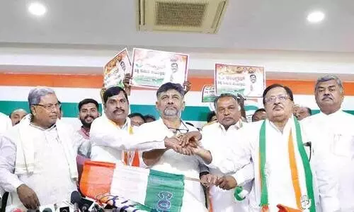 കർണാടകയിൽ ബി.​ജെ.​പി​ക്ക് തി​രി​ച്ച​ടി; ര​ണ്ട് മു​ൻ എം.എൽ.എമാരും മുൻ മേയറും കോൺഗ്രസിൽ