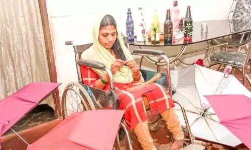 അ​തി​ജീ​വ​ന വ​ഴി​യി​ൽ വ​ർ​ണ​ക്കു​ട​ക​ൾ നി​ർ​മി​ച്ച്​ ഫാ​ത്തി​മ