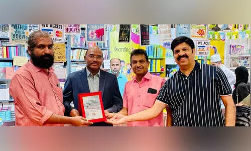 അ​ൽ ബാ​ജ്​ ബു​ക്സി​ന് മ​ല​യാ​ളം ഒ​മാ​ൻ ചാ​പ്റ്റ​റി​ന്റെ   സ്നേ​ഹാ​ദ​രം