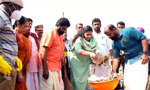 നഗരസഭ തൊഴിലാളികൾക്ക് സല്യൂട്ട്: മണിക്കൂറുകൾക്കുള്ളിൽ നഗരം ക്ലീൻ നഗരസഭ തൊഴിലാളികൾക്ക് സല്യൂട്ട്: മണിക്കൂറുകൾക്കുള്ളിൽ നഗരം ക്ലീൻ