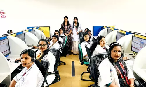 ട്രോമ കെയർ ആംബുലൻസ് പദ്ധതിയുടെ കണ്ട്രോൾ റൂം നിയന്ത്രണം ഏറ്റെടുത്ത് പെൺ കരുത്ത്