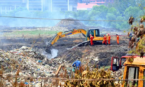 ബ്രഹ്മപുരത്തെ തീയും പുകയും: ശുദ്ധവായു അവകാശമെന്ന് ഹൈകോടതി ബ്രഹ്മപുരത്തെ തീയും പുകയും: ശുദ്ധവായു അവകാശമെന്ന് ഹൈകോടതി