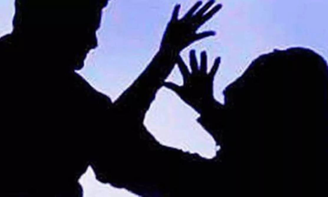 വിവാഹഭ്യര്ഥന നിരസിച്ചു, യുവതിയെ കുത്തി പരിക്കേൽപിച്ചു വിവാഹഭ്യര്ഥന നിരസിച്ചു, യുവതിയെ കുത്തി പരിക്കേൽപിച്ചു