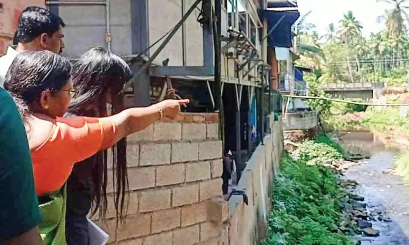 വഴിക്കടവിലെ കോളറ വ്യാപനം; അടിയന്തര പ്രതിരോധ നടപടി ആവിഷ്കരിച്ചു വഴിക്കടവിലെ കോളറ വ്യാപനം; അടിയന്തര പ്രതിരോധ നടപടി ആവിഷ്കരിച്ചു