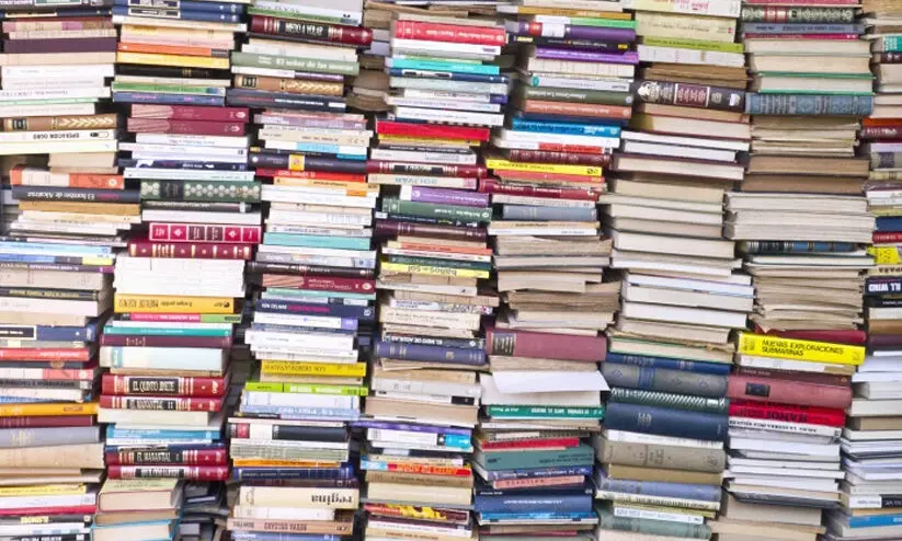 ഉ​പ​യോ​ഗി​ച്ച പാ​ഠ​പു​സ്ത​ക​ങ്ങ​ൾ ശേ​ഖ​രി​ച്ച് വി​ത​ര​ണം ചെ​യ്യു​ന്നു