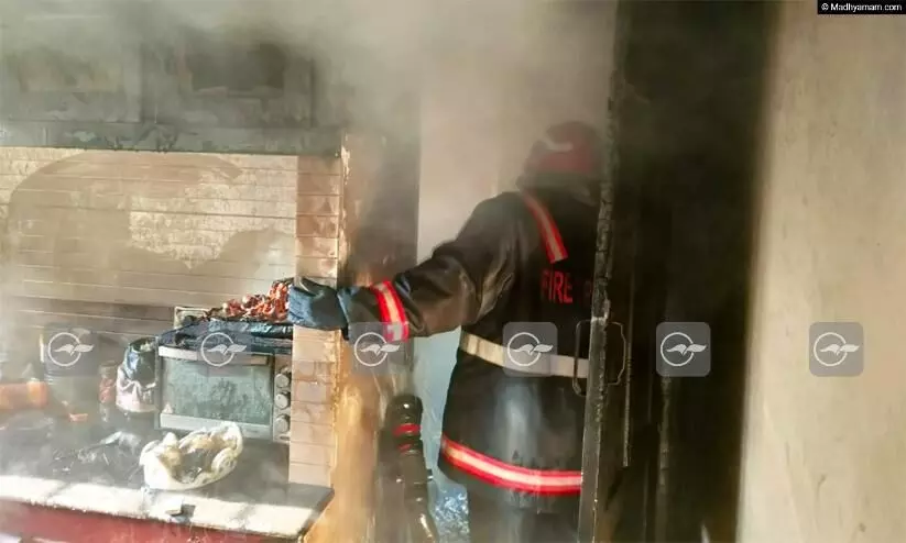 പാചകവാതകം ചോർന്ന് വീടിന് തീ പിടിച്ചു; അപകടം വീട്ടുകാർ ക്ഷേത്രത്തിൽ പോയ സമയത്ത് പാചകവാതകം ചോർന്ന് വീടിന് തീ പിടിച്ചു; അപകടം വീട്ടുകാർ ക്ഷേത്രത്തിൽ പോയ സമയത്ത്