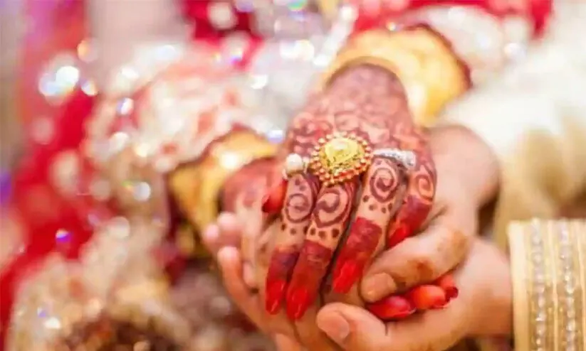 വധുവിന് ക്രിസ്ത്യൻ പേരായതിനാൽ വിവാഹം നടത്തില്ലെന്ന് ക്ഷേത്രം അധികൃതർ; ഒടുവിൽ റോഡിൽ താലികെട്ട്