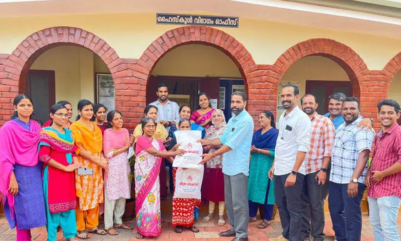 സ്കൂൾ പാചക തൊഴിലാളികളെ അനുമോദിച്ച്  അധ്യാപക​െൻറ വേറിട്ട വിരമിക്കൽ ചടങ്ങ്