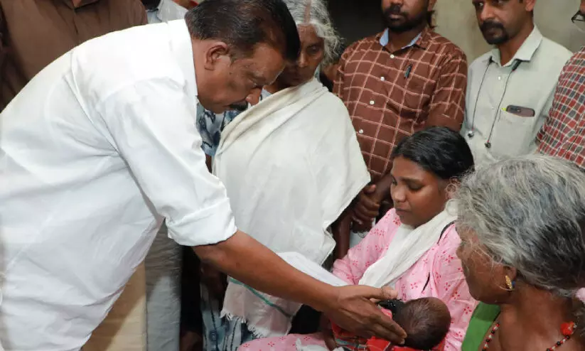 വിശ്വനാഥന്‍റെ കുടുംബത്തിന് ധനസഹായം നല്‍കി; ജോലിയുൾപ്പെടെ തുടർ നടപടിയെന്ന് മന്ത്രി