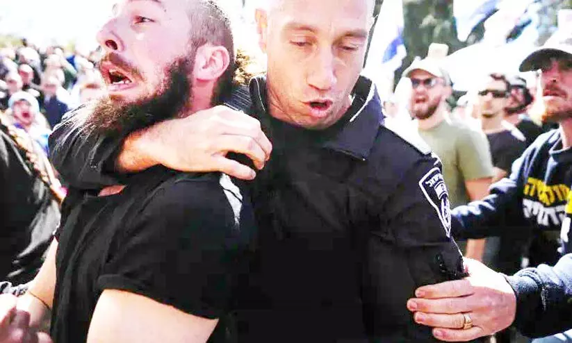 ഇസ്രായേലിൽ വൻ പ്രതിഷേധം; ഹെലികോപ്ടറിൽ ‘രക്ഷപ്പെട്ട്’ നെതന്യാഹു ഇസ്രായേലിൽ വൻ പ്രതിഷേധം; ഹെലികോപ്ടറിൽ ‘രക്ഷപ്പെട്ട്’ നെതന്യാഹു