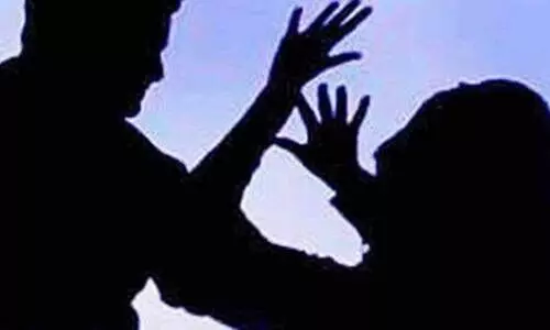 വി​വാ​ഹ​ഭ്യ​ര്‍ഥ​ന നി​ര​സി​ച്ചു, യു​വ​തി​യെ കു​ത്തി​  പരി​ക്കേ​ൽ​പി​ച്ചു