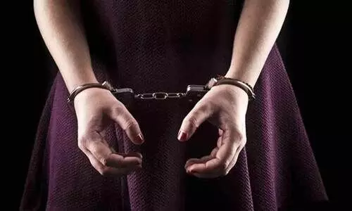 വി​മാ​ന​ത്തി​ന്‍റെ ശു​ചി​മു​റി​യി​ൽ പു​ക​വ​ലി, യു​വ​തി അ​റ​സ്റ്റി​ൽ