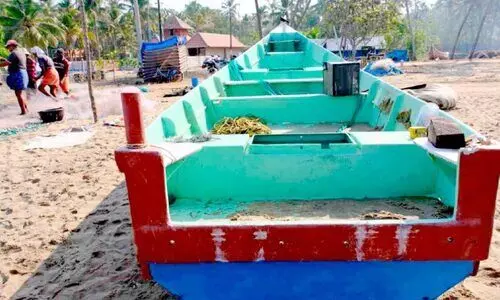 വ​ഞ്ചി​പ്പു​രയില്‍ വ​ള്ളം മ​റി​ഞ്ഞു; മ​ത്സ്യ​ത്തൊ​ഴി​ലാ​ളി​ക്ക് പ​രി​ക്ക്