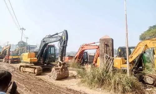 ബ്രഹ്മപുരം തീപിടിത്തം; പുക കെടുത്താൻ കൂടുതല് യന്ത്രങ്ങള് ബ്രഹ്മപുരം തീപിടിത്തം; പുക കെടുത്താൻ കൂടുതല് യന്ത്രങ്ങള്