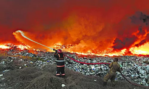 കത്തുന്ന കൊച്ചിയുടെ കഴുക്കോൽ ഊരുന്നവർ