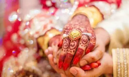 വധുവിന് ക്രിസ്ത്യൻ പേരായതിനാൽ വിവാഹം നടത്തില്ലെന്ന് ക്ഷേത്രം അധികൃതർ; ഒടുവിൽ റോഡിൽ താലികെട്ട്