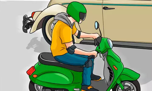 പ്രാ​യ​പൂ​ര്‍ത്തി​യാ​കാ​ത്ത അനുജൻ സ്കൂട്ടറോടിച്ചു; യുവതിക്ക് പിഴ