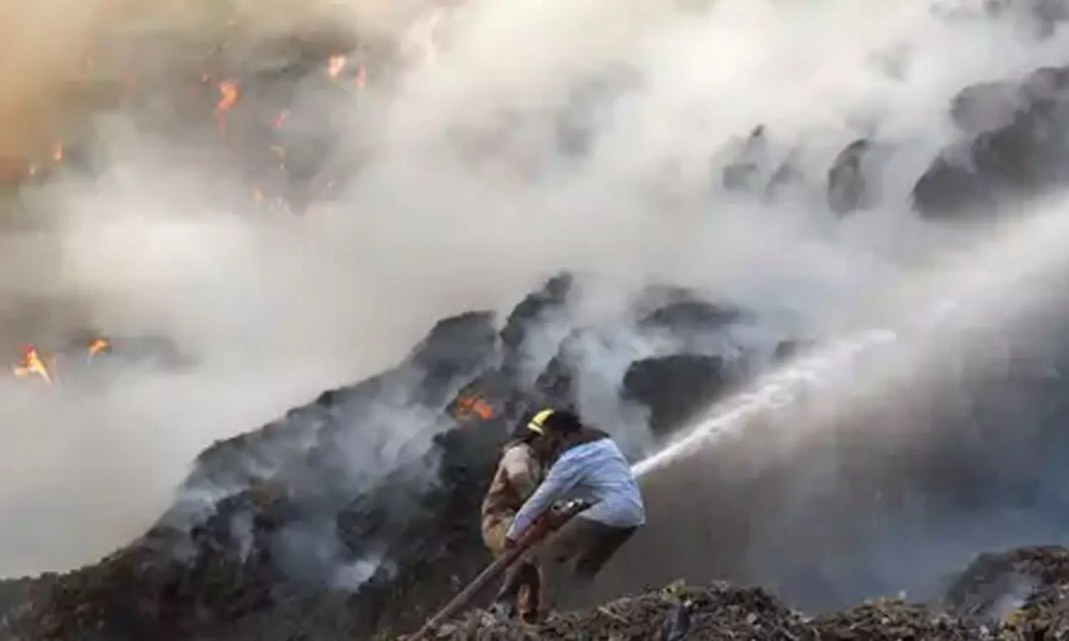 ബ്രഹ്മപുരത്തെ തീയും പുകയും നിയന്ത്രിക്കാൻ എത്രനാൾ വേണമെന്ന്​ ഹൈകോടതി; മറുപടിയില്ലാതെ സർക്കാർ