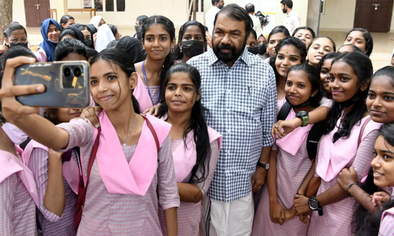 സ്കൂൾ സന്ദർശിച്ച് വിദ്യാർഥികൾക്ക് ആത്മവിശ്വാസമേകി വി. ശിവൻകുട്ടി