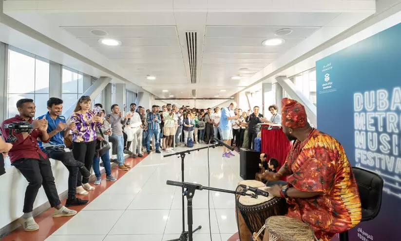 പ്ര​കൃ​തി​ക്കൊ​പ്പം ആ​ടി​പ്പാ​ടി മെ​ട്രോ യാ​ത്ര​ക്കാ​ർ