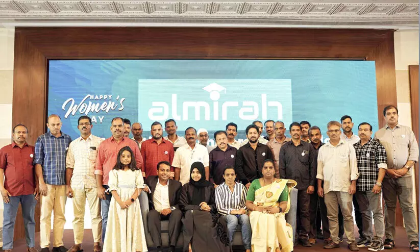 പെൺമക്കൾക്ക് ലക്ഷം രൂപ സ്കോളർഷിപ്; ഏറ്റുവാങ്ങി മാതാപിതാക്കൾ പെൺമക്കൾക്ക് ലക്ഷം രൂപ സ്കോളർഷിപ്; ഏറ്റുവാങ്ങി മാതാപിതാക്കൾ