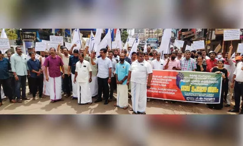 പൊട്ടിപ്പൊളിഞ്ഞ് റോഡുകൾ; പ്രതിഷേധവുമായി വ്യാപാരികൾ പൊട്ടിപ്പൊളിഞ്ഞ് റോഡുകൾ; പ്രതിഷേധവുമായി വ്യാപാരികൾ