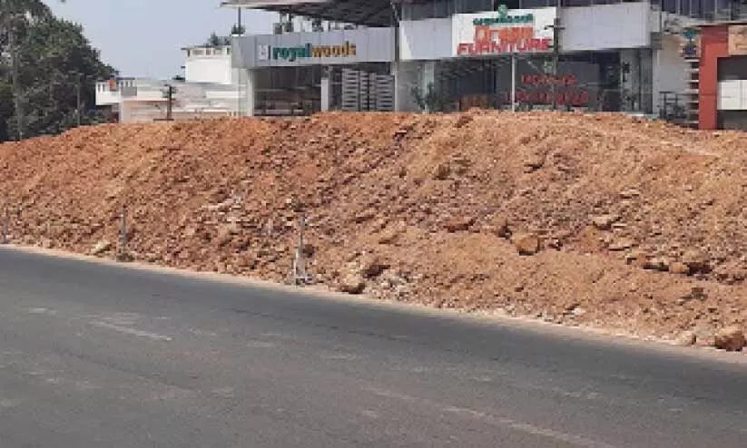 ദേ​ശീ​യ​പാ​ത​യി​ലെ പൊ​ടി​ ശല്യം അ​പ​ക​ട​ഭീ​ഷ​ണിയുയർത്തുന്നു