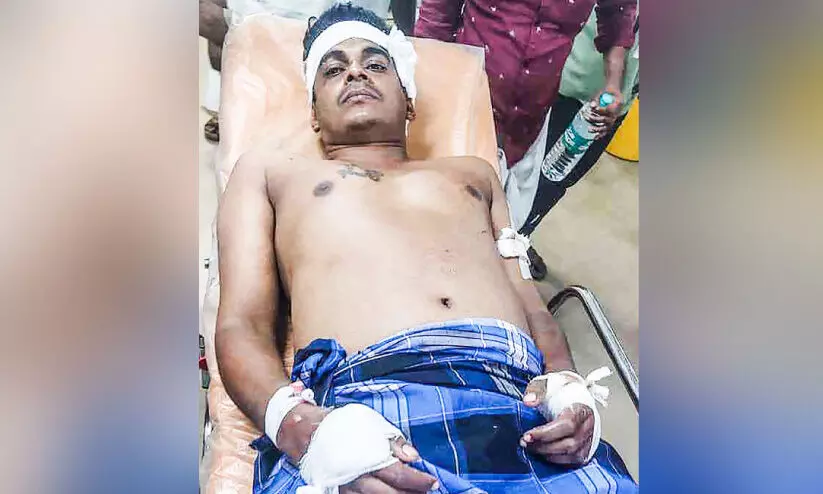 ഭാര്യയുടെയും കുട്ടിയുടെയും മുന്നിലിട്ട്  യുവാവിനെ  വെട്ടിപ്പരിക്കേൽപിച്ചു