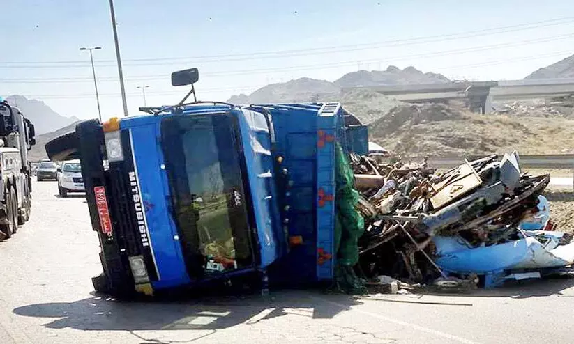 റു​സൈ​ലി​ല്‍ ട്ര​ക്ക്​മ​റി​ഞ്ഞു