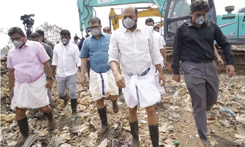 ബ്രഹ്മപുരത്തെ 80 ശതമാനം തീയും പുകയും അണക്കാൻ കഴിഞ്ഞുവെന്ന് മന്ത്രിമാർ