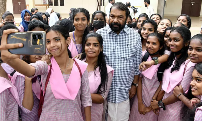 സ്കൂൾ സന്ദർശിച്ച് വിദ്യാർഥികൾക്ക് ആത്മവിശ്വാസമേകി വി. ശിവൻകുട്ടി സ്കൂൾ സന്ദർശിച്ച് വിദ്യാർഥികൾക്ക് ആത്മവിശ്വാസമേകി വി. ശിവൻകുട്ടി