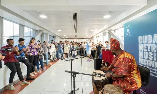 പ്ര​കൃ​തി​ക്കൊ​പ്പം ആ​ടി​പ്പാ​ടി മെ​ട്രോ യാ​ത്ര​ക്കാ​ർ