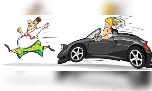 മുൻ കാമുകി ഭീഷണിപ്പെടുത്തി; നവവരൻ ഗതാഗതക്കുരുക്കിനിടെ കാറിൽ നിന്ന് ഇറങ്ങി ഓടി