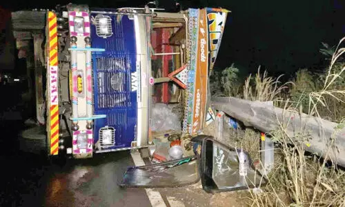 വട്ടപ്പാറ വളവിൽ ലോറി മറിഞ്ഞു