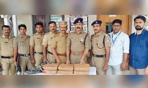 റെയിൽവേ സ്റ്റേഷനിൽനിന്ന് നാലര ലക്ഷത്തോളം വിലവരുന്ന കഞ്ചാവ് പിടികൂടി റെയിൽവേ സ്റ്റേഷനിൽനിന്ന് നാലര ലക്ഷത്തോളം വിലവരുന്ന കഞ്ചാവ് പിടികൂടി