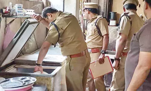 ഹോട്ടലുകളിലും ബേക്കറികളിലും പരിശോധന; പഴകിയ ഭക്ഷണസാധനങ്ങൾ പിടികൂടി ഹോട്ടലുകളിലും ബേക്കറികളിലും പരിശോധന; പഴകിയ ഭക്ഷണസാധനങ്ങൾ പിടികൂടി