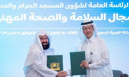 ഊ​ർ​ജ​മ​ന്ത്രി അ​മീ​ർ അ​ബ്​​ദു​ൽ അ​സീ​സ്​ ബി​ൻ സ​ൽ​മാ​നും ഇ​രു​ഹ​റം കാ​ര്യാ​ല​യ മേ​ധാ​വി ഡോ. ​അ​ബ്​​ദു​റ​ഹ്​​മാ​ൻ അ​ൽ​സു​ദൈ​സും