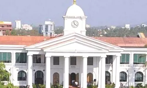 സെക്രട്ടേറിയറ്റിൽ ആളില്ലാകസേരകളെന്ന് ആക്ഷേപം