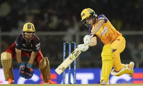 റോയൽ ചലഞ്ചേഴ്സിനെ വാരിയെറിഞ്ഞ് യു.പി വാരിയേഴ്സ്; ജയം പത്ത് വിക്കറ്റിന്