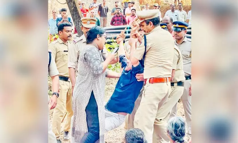 മാ​ലി​ന്യ​സം​ഭ​ര​ണ കേ​ന്ദ്ര​ത്തി​നെ​തി​രെ സ​മ​രം