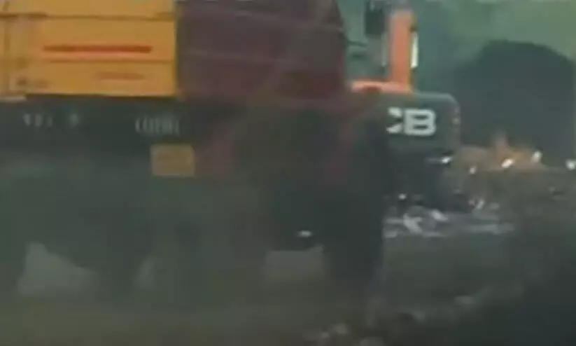 പുകമാറിയില്ല, ബ്രഹ്മപുരത്ത്​ പൊലീസ് സംരക്ഷണയിൽ പ്ലാസ്റ്റിക് മാലിന്യവുമായി ലോറികൾ