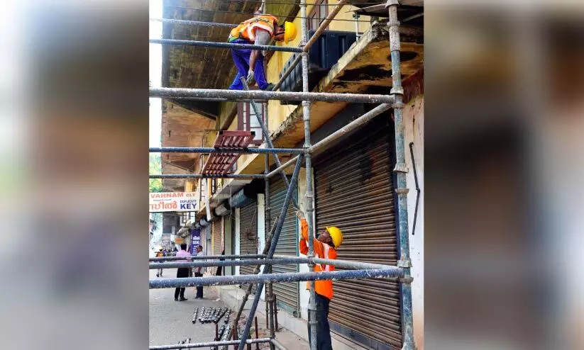 സി.​എ​ച്ച് മേ​ൽ​പാ​ല​ത്തി​ൽ അ​റ്റ​കു​റ്റ​പ്പ​ണി​ക​ൾ