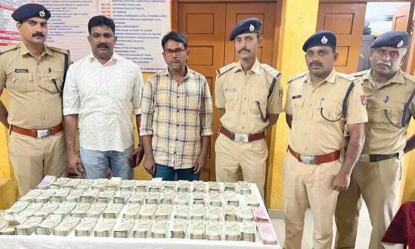 ട്രെ​യി​നി​ൽ ക​ട​ത്തി​യ കു​ഴ​ൽപണം പി​ടി​കൂ​ടി